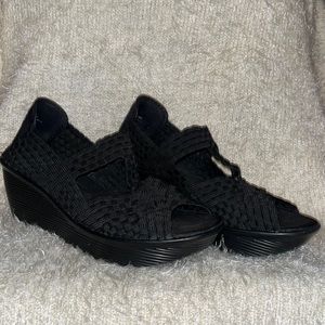 White Mountain Mt. Bernie Mev. Style woven wedge sandal. Size 7.5